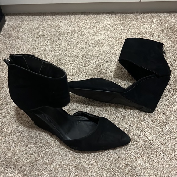 Black wedge heel with zipper in the back. - Picture 2 of 3